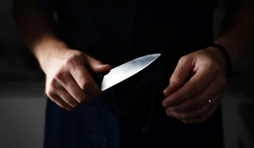 hands holding a knife